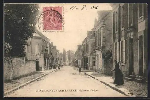 AK Châteauneuf-sur-Sarthe, Rue principale animée avec passants et bâtiments historiques