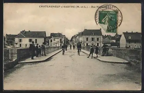 AK Châteauneuf-sur-Sarthe, Rue Nationale avec passants sur le pont