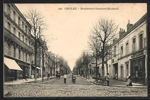 AK Cholet, Boulevard Gustave Richard avec passants et charrette