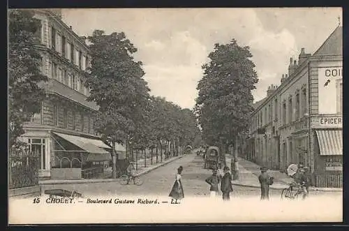 AK Cholet, Boulevard Gustave Richard avec passants et cyclistes