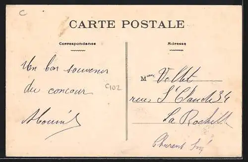 AK Cholet, Rue du Commerce avec vue sur l`église et cycliste en premier plan