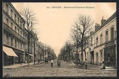 AK Cholet, Boulevard Gustave Richard avec passants et bâtiments historiques