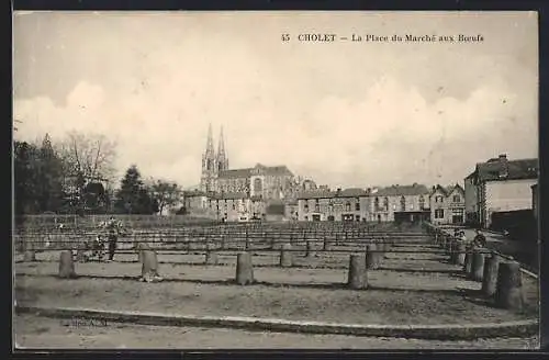 AK Cholet, La Place du Marché aux Boeufs avec vue sur l`église et les bâtiments environnants