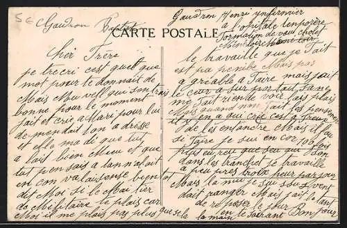 AK Cholet, La Place du Marché aux Boeufs avec vue sur l`église et les bâtiments environnants