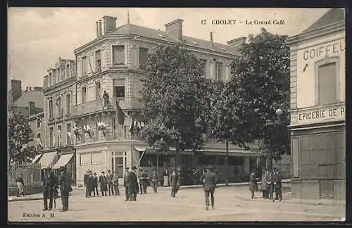 AK Cholet, Le Grand Café et la rue animée avec passants et arbres