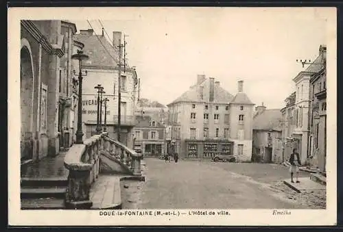 AK Doué-la-Fontaine, L`Hôtel de ville et la place animée