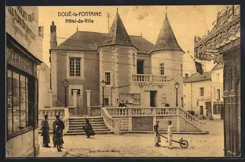 AK Doué-la-Fontaine, Hôtel de Ville et scène de rue animée