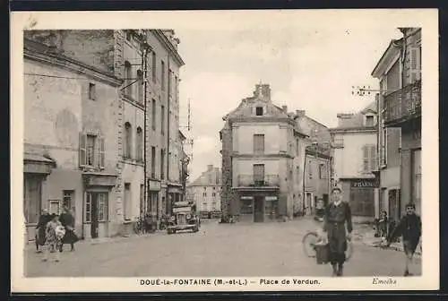 AK Doué-la-Fontaine, Place de Verdun avec passants et commerces