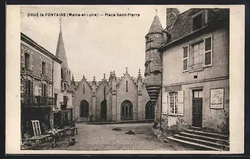 AK Doué-la-Fontaine, Place Saint-Pierre avec bâtiments historiques et architecture médiévale