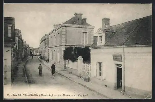 AK Fontaine-Milon, La Mairie et cyclistes dans la rue principale