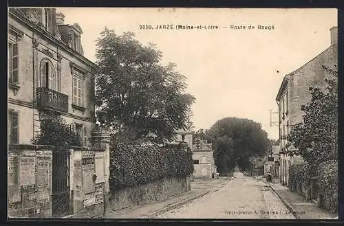 AK Jarzé, Route de Baugé avec maisons anciennes et arbres bordant la rue