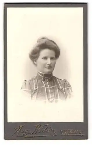 Fotografie August Widén, Wimmerby, Porträt einer Frau mit elegantem Haar