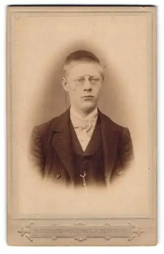 Fotografie H. Schulte-Heuthaus, Dortmund, Portrait eines jungen Mannes mit Brille