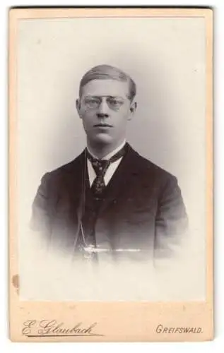 Fotografie E. Glaubach, Greifswald, Lange-Str. 4, Porträt eines jungen Mannes mit Brille