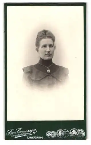 Fotografie S. V. Svensson, Linköping, Porträt einer Dame