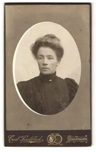 Fotografie Carl Lindblad, Oskarshamn, Elegante Dame mit Hochsteckfrisur