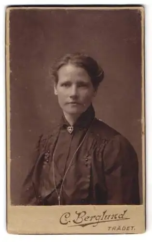 Fotografie C. Berglund, Trädet, Porträt einer Frau in elegantem Gewand