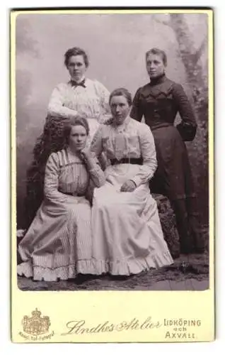 Fotografie Lindhes Atelier, Lidköping, Vier Frauen in eleganter Kleidung