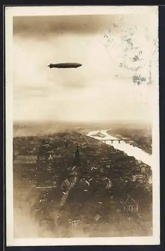 AK Heidelberg / Neckar, Zeppelin Luftschiff über der Stadt