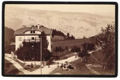 Fotografie Romedo Guler, Zürich, unbekannter Ort, Hotel Du Lac, Hotelgebäude vor Bergmassiv