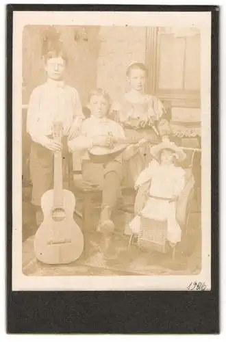 Fotografie Knaben mit Musikinstrument Gitarre & Mandoline nebst Schwester mit Puppe