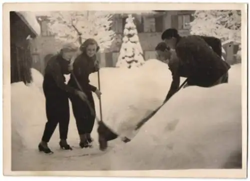 Fotografie Schostal, Ansicht Garmisch, ungarische Eiskunstläufer beim lustigen Schneeschippen 1940