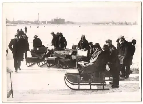 Fotografie Schostal, Ansicht Riga, Schlitten-Droschken auf der zugefrorenen Düna 1940