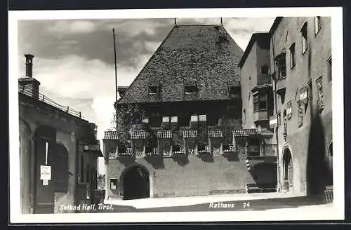 AK Hall /Tirol, Strassenpartie am Rathaus