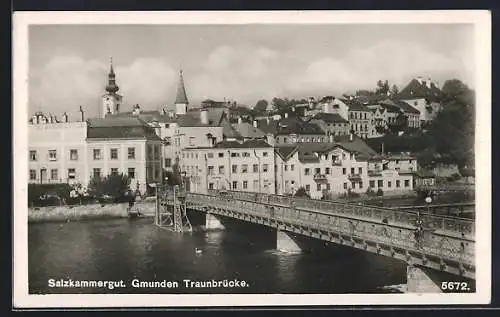 AK Gmunden /Salzkammergut, Blick entlang der Traunbrücke