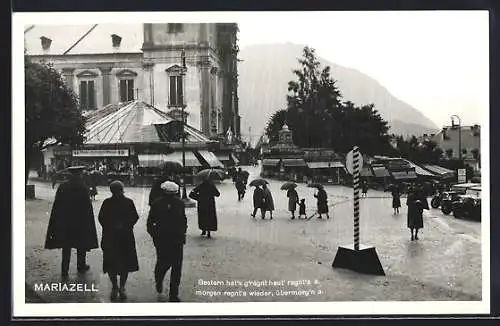 AK Mariazell, Menschen im Regen vor der Kirche