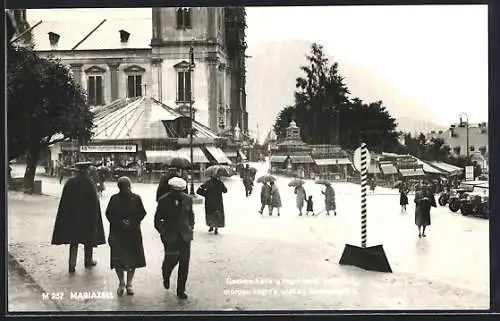 AK Mariazell, Platzpartie mit Leuten im Regen