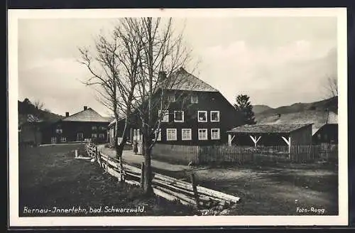 AK Bernau-Innerlehn /bad. Schwarzwald, Partie am Bauernhof