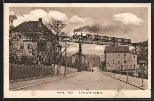 AK Weida i. Thür., Ortspartie mit Eisenbahn-Viaduct