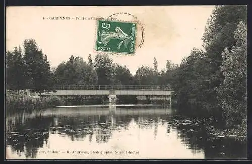 AK Garennes, Pont du Chemin de Fer sur la rivière entourée d`arbres