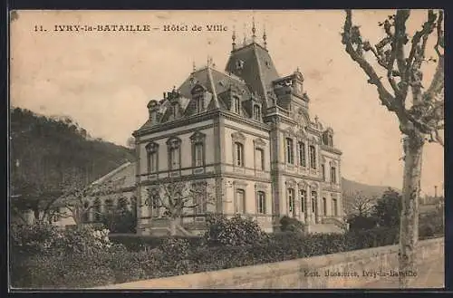 AK Ivry-la-Bataille, Hôtel de Ville imposant dans le paysage