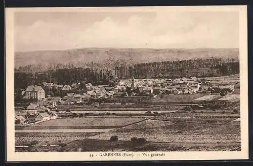 AK Garennes, Vue générale du village et des champs environnants