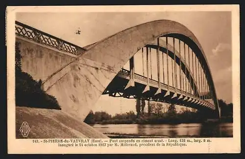 AK Saint-Pierre-du-Vauvray, Pont suspendu en ciment armé inauguré en 1923 par M. Millerand