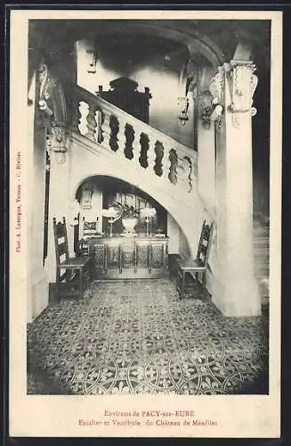 AK Pacy-sur-Eure, Escalier et Vestibule du Château de Ménilles