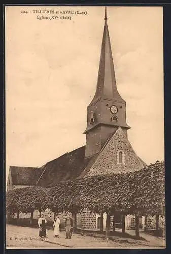 AK Tillières-sur-Avre, Église du XVe siècle avec promeneurs devant l`allée d`arbres