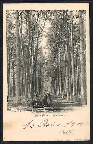 AK Vernon, Les Valmeux, Promenade en forêt avec personnages