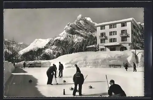 AK Braunwald /Glarus, Hotel Braunwald mit Curling-Rinks, Blick auf den Ortstock