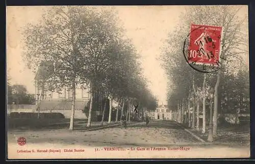 AK Verneuil, La Gare et l`Avenue Victor-Hugo