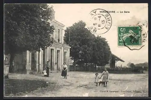 AK Vendeuvre, La Gare, Kinder und Mütter vor dem Bahnhof