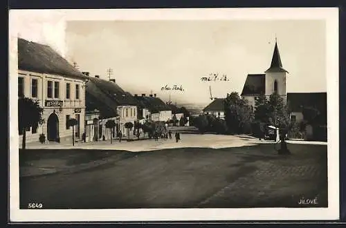 AK Jílové, Platz mit Restaurant und Kirche