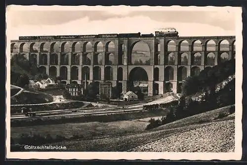 AK Reichenbach / Vogtland, Göltzschtalbrücke mit Eisenbahn, Eisenbahnlinie Reichenbach-Plauen i. V.