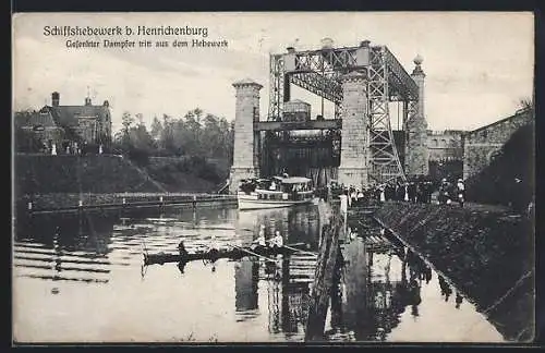 AK Henrichenburg, Schiffshebewerk, Gesenkter Dampfer tritt aus dem Hebewerk