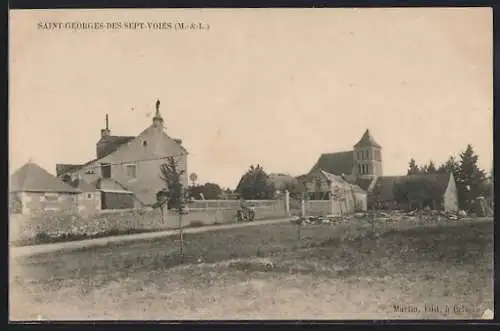 AK Saint-Georges-des-Sept-Voies, Vue du village avec église et maisons rurales