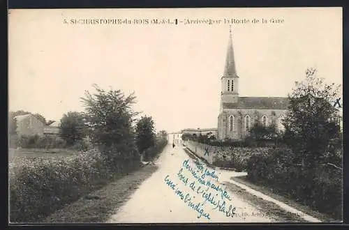 AK Saint-Christophe-du-Bois, Arrivée par la Route de la Gare mit Kirche im Hintergrund