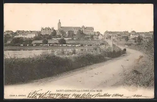 AK Saint-Georges-sur-Loire, Vue du village côté Midi avec route et paysage rural