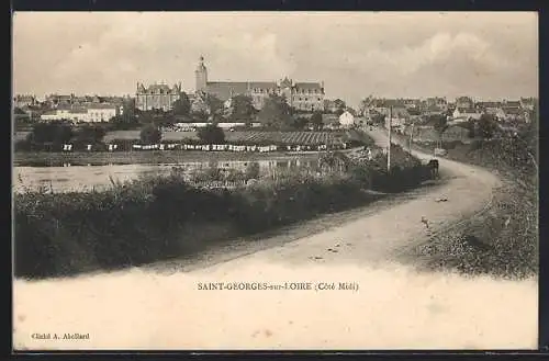 AK Saint-Georges-sur-Loire, Vue du côté Midi avec paysage rural et village en arrière-plan